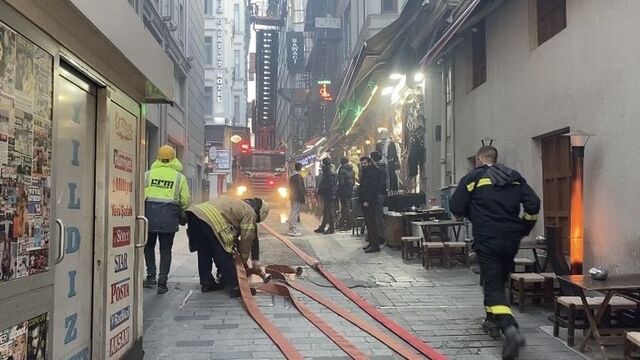 İstiklal Caddesi nde yangın paniği!